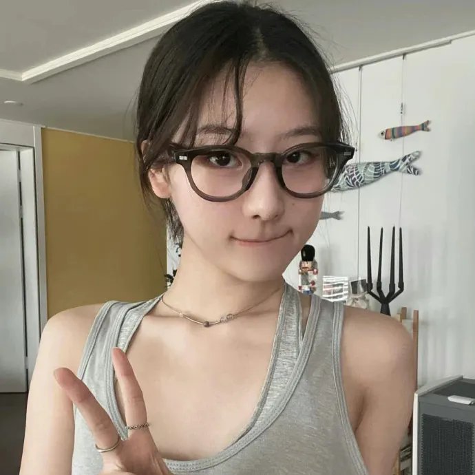 坐在酒吧里吃蛋糕